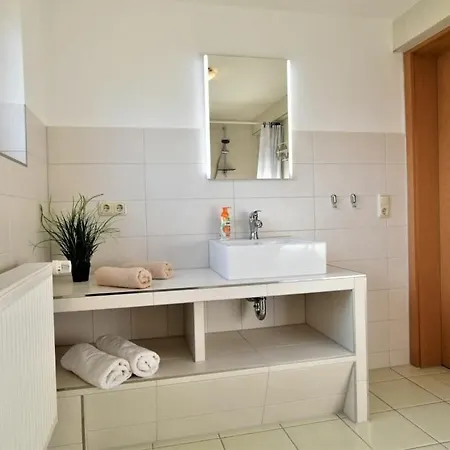 Luxurious With Garden In דירה *